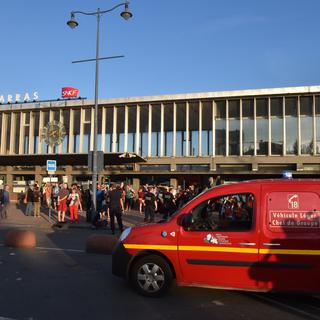 Une ambulance devant la gare d'Arras après la fusillade dans le train Thalys, ce vendredi 21 août 2015. [AFP PHOTO / PHILIPPE HUGUEN]