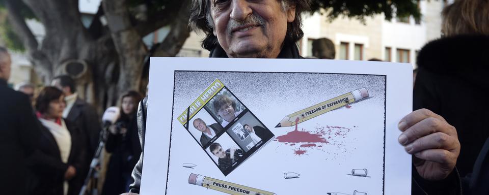 Le caricaturiste libanais Stavro Jabra lors d'un rassemblement à Beyrouth le 11 janvier 2015, quelques jours après la tuerie de Charlie Hebdo. [AFP - Anwar Amro]