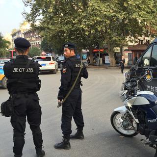 Les policiers chinois portent des armes depuis peu pour faire face aux menaces terroristes. [AFP/EyePress - Wang Bing]