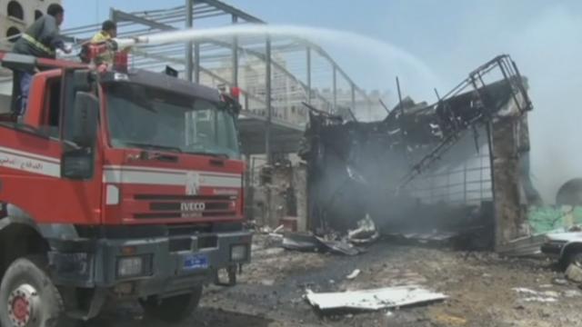 Les pompiers de Sanaa tentent d'éteindre un incendie suite au raid aérien mené par la coalition arabo-sunnite, ce lundi 20 avril 2015.