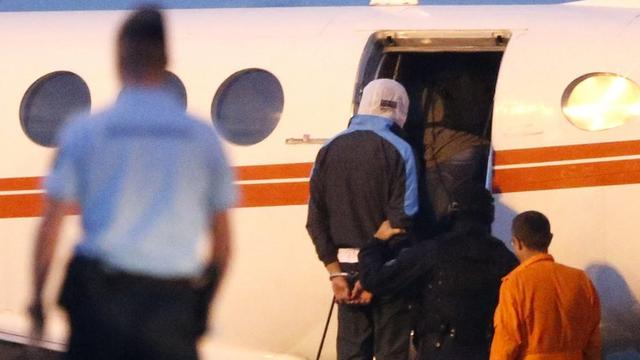 Un djihadiste présumé escorté par la police vers un avion à destination de Paris. La photo a été prise à Montepellier en septembre 2014.