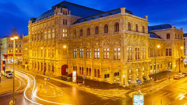 L'Opéra de Vienne illuminé. [sborisov]