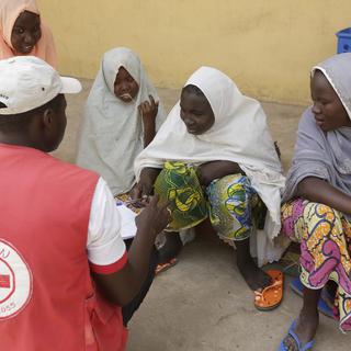 Les femmes et les enfants otages de Boko Haram libérés par l'armée se retrouvent dans des camps. [key - AP Photo/Sunday Alamba]