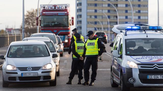 la France a renforcé ses contrôles aux frontières après le décret de l'état d'urgence. [EPA / Keystone - Patrick Seeger]