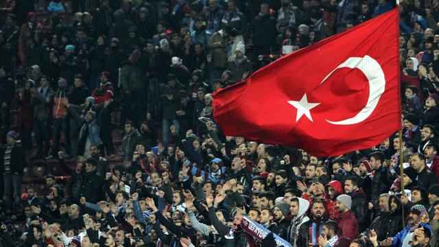 Le président de Trabzonspor a pété un plomb. Curieuse manière de montrer l'exemple aux fans du club. [Ibrahim Hakki Sahin]