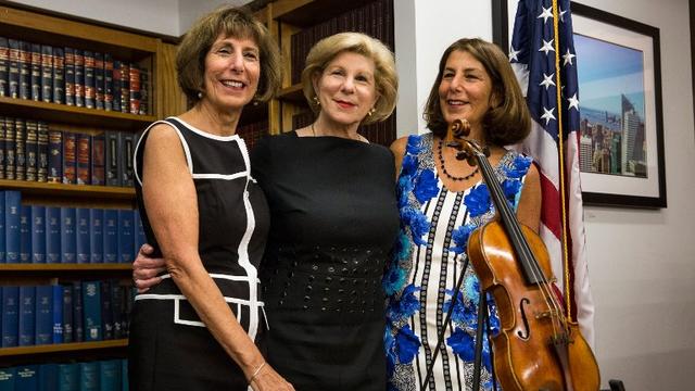 Jill Totenberg, Nina Totenberg et Amy Totenberg auprès du Stradivarius retrouvé de leur père.