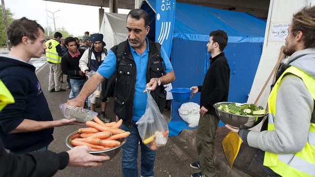 De nombreux Hongrois se sont portés volontaires pour aider les migrants. [EPA/Keystone - Csaba Krizsan]