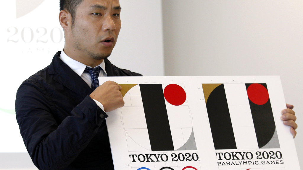 Le graphiste japonais Kenjiro Sano et son logo pour les JO de Tokyo 2020. [AP/Keystone - Ken Aragaki]