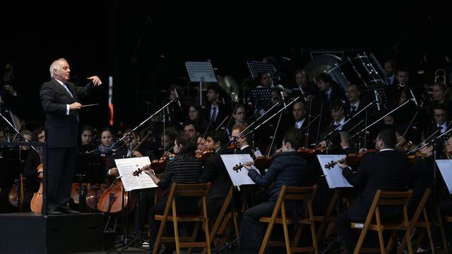 Le chef d'orchestre israélo-argentin dirige l'orchestre Diwan, composé de musiciens arabes et israéliens. Buenos Aires, 10 août 2014.