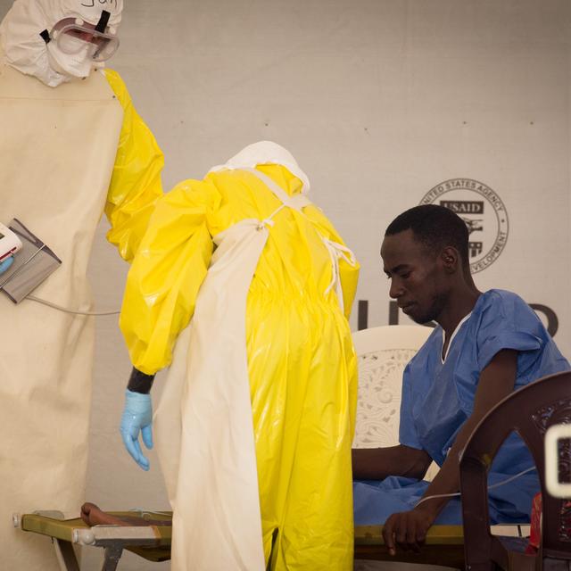 Un homme traité dans un hôpital de Monrovia, la capitale libérienne, le 9 avril dernier. [Kay Nietfeld]