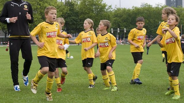 Le football reste largement le sport le plus pratiqué par les enfants. [Marcel Bieri]