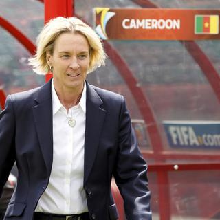 La coach de l'équipe suisse Martina Voss-Tecklenburg lors du match face au Cameroun. [Keystone - Salvatore Di Nolfi]