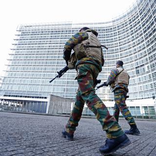 Des soldats belges patrouillent devant le siège de la Commission européenne. [Reuters - Yves Herman]