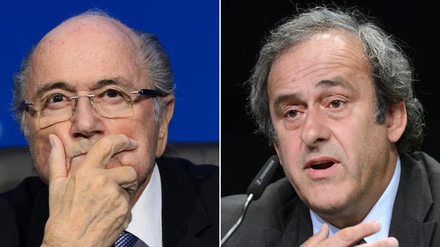 Joseph Blatter (gauche) et Michel Platini (droite). Des sanctions dont la teneur n'est pas connue ont été requises contre les deux hommes. [AFP PHOTO / FABRICE COFFRINI]