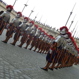 La prestation de serment des 32 nouveaux gardes, dont huit Valaisans, a eu lieu dans la cour Saint-Damase au Vatican. [RTS - Marie Giovanola]