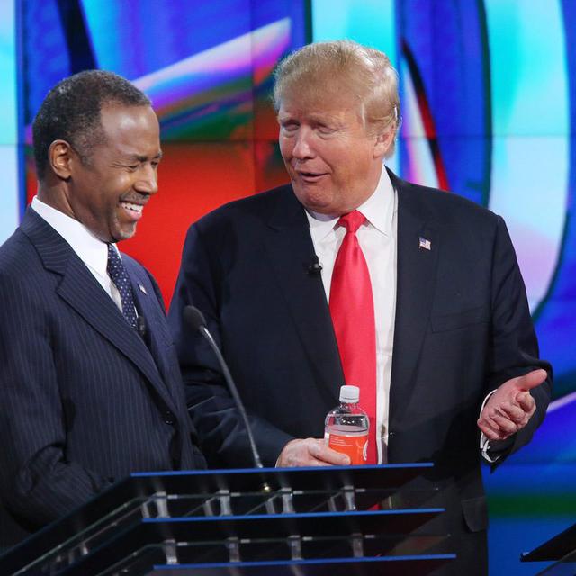 Les prétendants Ben Carson et Donald Trump lors du débat républicain mardi à Las Vegas. [Pool/EPA/Keystone - Ruth Fremson]