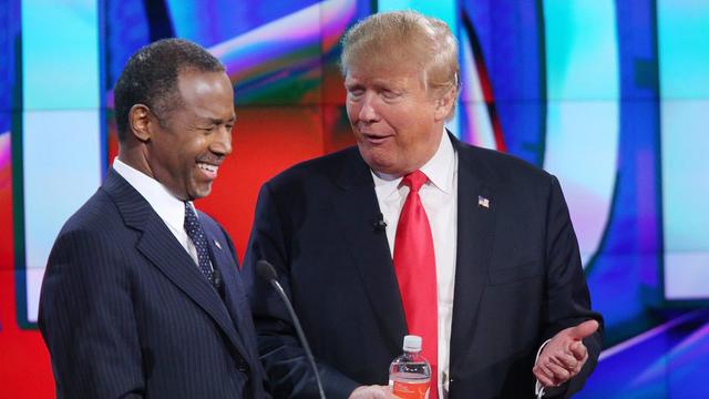 Les prétendants Ben Carson et Donald Trump lors du débat républicain mardi à Las Vegas. [Pool/EPA/Keystone - Ruth Fremson]