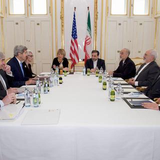 Les 5+1 et les représentants iraniens autour de la table des négociations, le jour de l'échéance. [EPA/US Department of State]