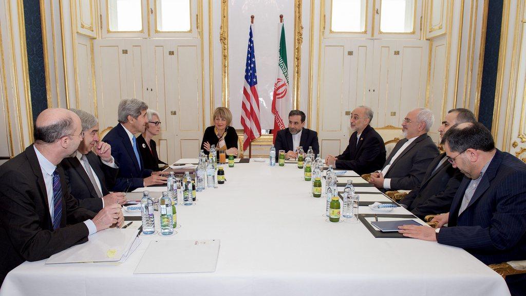Les 5+1 et les représentants iraniens autour de la table des négociations, le jour de l'échéance. [EPA/US Department of State]