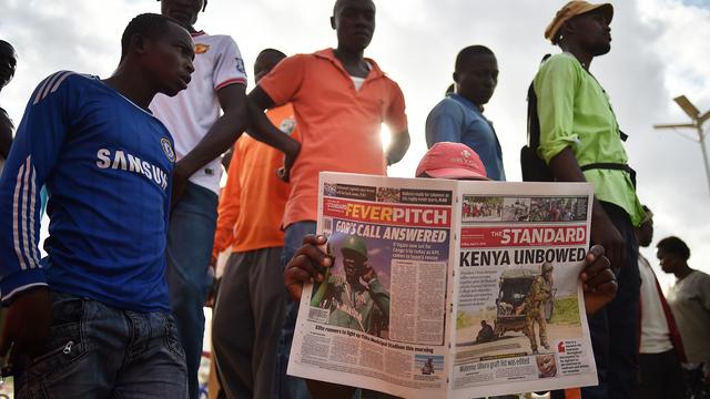 Des habitants lisent la presse à Garissa, au lendemain de l'attaque meurtrière de l'université. [Carl de Souza]