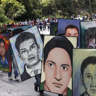 Portraits des 43 étudiants enlevés et sans doute massacrés il y a un an au Mexique. [key - EPA/Francisca Meza]