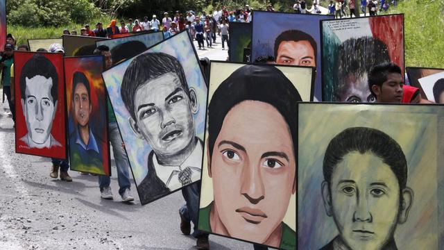 Portraits des 43 étudiants enlevés et sans doute massacrés il y a un an au Mexique. [key - EPA/Francisca Meza]