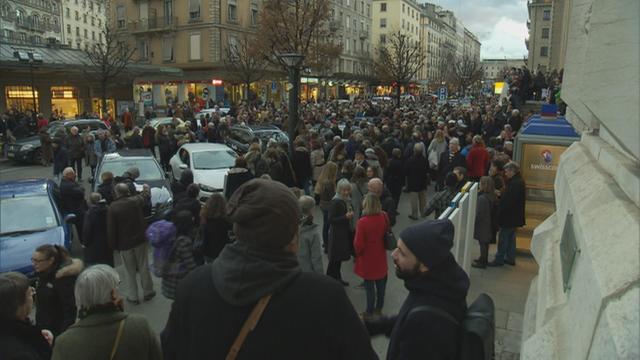 Quelque 2000 personnes se sont réunies à Genève devant la poste de Mont-Blanc pour une marche de solidarité.