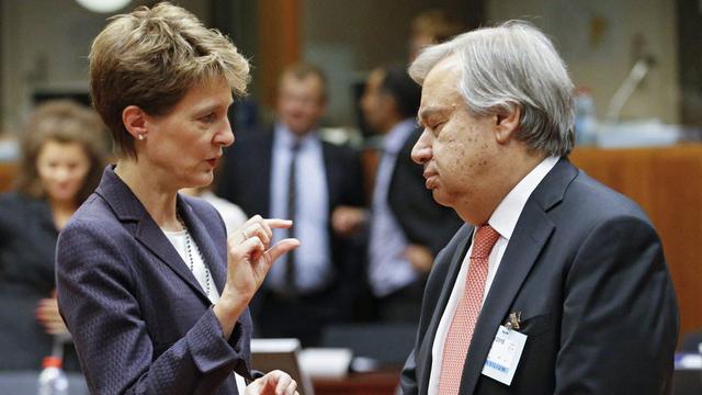 Simonetta Sommaruga en discussion avec le Haut commissaire aux réfugiés Antonio Guterres lundi à Bruxelles. [EPA/Keystone - Olivier Hoslet]