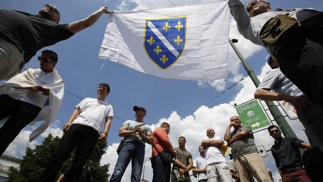 Des centaines d'anciens combattants musulmans ont manifesté à Sarajevo contre l'arrestation de Naser Oric. [Amel Emric]