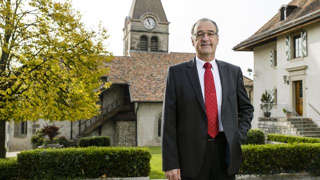 24 octobre 2015: Guy Parmelin dans son village de Bursins. [KEYSTONE - Jean-Christophe Bott]