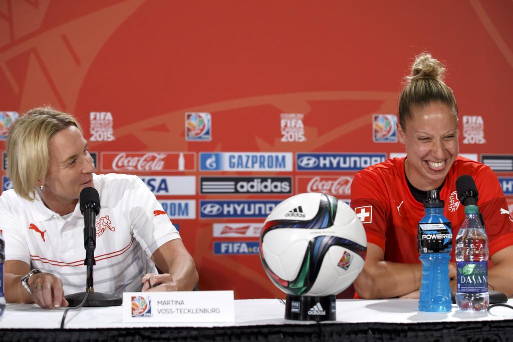 Martina Voss-Tecklenburg et Caroline Abbé étaient encore décontractées en conférence de presse d'avant-match. [KEYSTONE - Salvatore Di Nolfi]