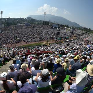 Des milliers de fidèles attendent le pape pour une messe dans un stade de Sarajevo. [Andrej Isakovic]