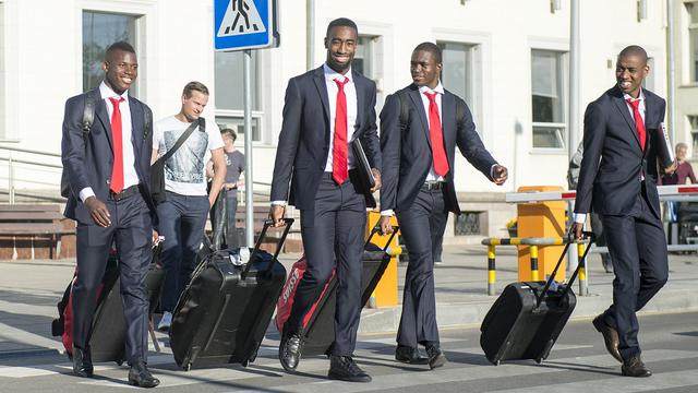 Djourou, au centre, et ses coéquipiers sont arrivés dans la capitale lituanienne avec le sourire. [Georgios Kefalas]