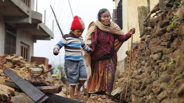 Quatre jours après la catastrophe, la vie reprend doucement son cours à Gorkha. [AP/Keystone - Wally Santana]