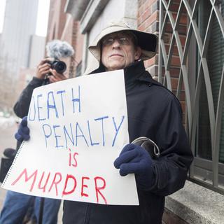 Manifestant contre la peine de mort à l'entrée du tribunal de Boston où se déroule le procès de Dzhokhar Tsarnaev, le 4 mars 2015. [Getty Images / AFP - Scott Eisen]