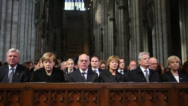 La cérémonie s'est tenue en présence, notamment, de la chancelière Angela Merkel et du président Joachim Gauck. [Keystone - EPA/Oliver Berg]