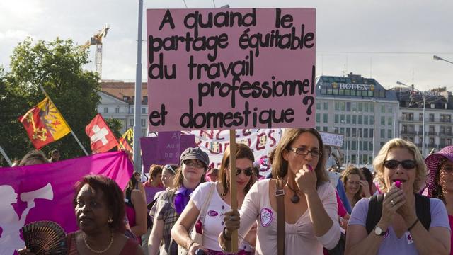 Journée de mobilisation pour l'égalité entre hommes et femmes, mardi 14 juin 2011 a Genève. [KEYSTONE - Salvatore Di Nolfi]