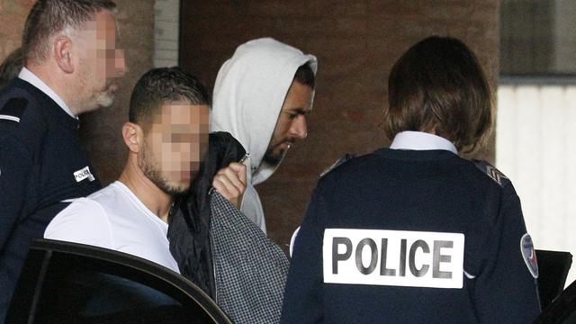 Karim Benzema (capuche) quitte le palais de justice de Versailles, ce jeudi 5 novembre 2015. [AFP PHOTO/MATTHIEU ALEXANDRE]