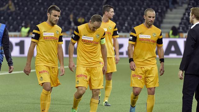 Sortis la tête basse au Stade de Suisse, Steve von Bergen et Cie retrouveront-isl le sourire en Azerbaïdjan? [kEYSTONE - Lukas Lehmann]