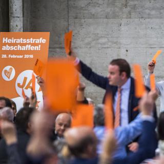 Le vote du PDC suisse pour l'initiative "contre la pénalisation du mariage". [Keystone - Dominic Steinmann]