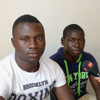 A Côme, Caritas a surtout affaire à de très jeunes Maliens et Gambiens. [RTS - Gerhard Lob]