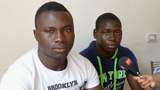 A Côme, Caritas a surtout affaire à de très jeunes Maliens et Gambiens. [RTS - Gerhard Lob]