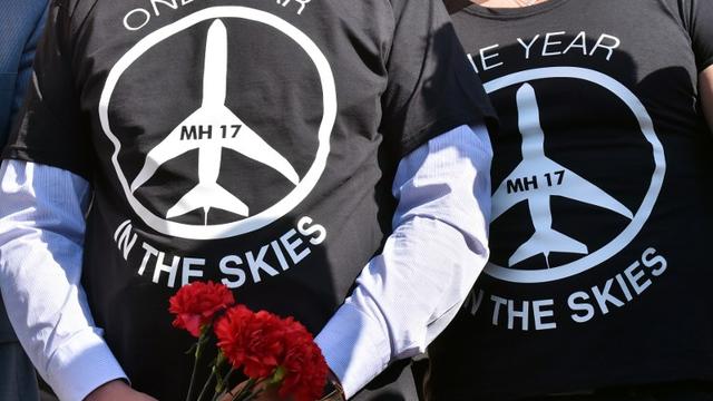 "MH17, un an dans les cieux". De nombreuses personnes sont venues déposer des fleurs à l'ambassade néerlandaise de Kiev pour rendre hommage aux victimes du crash.