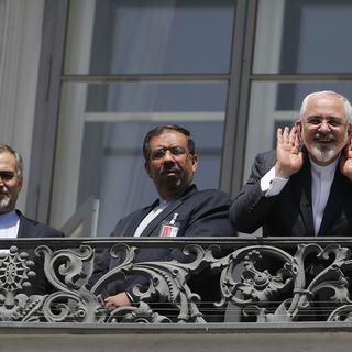 Le ministre iranien des Affaires étrangères Javad Zarif et deux membres de sa délégation vendredi à Vienne. [AP/Keystone - Carlos Barria/pool]
