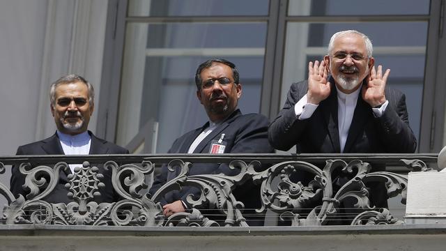 Le ministre iranien des Affaires étrangères Javad Zarif et deux membres de sa délégation vendredi à Vienne. [AP/Keystone - Carlos Barria/pool]