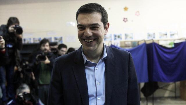 Alexis Tsipras, leader de la gauche radicale, à la sortie de son bureau de vote à Athènes. [EPA/Keystone - Orestis Panagiotou]