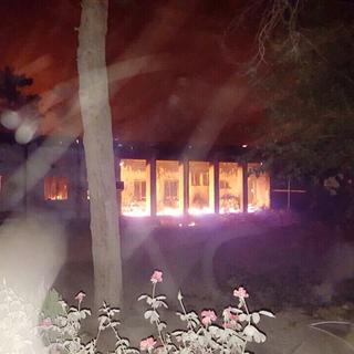 L'hôpital de Kunduz partiellement en feu suite au bombardement. [AFP Photo / MSF]