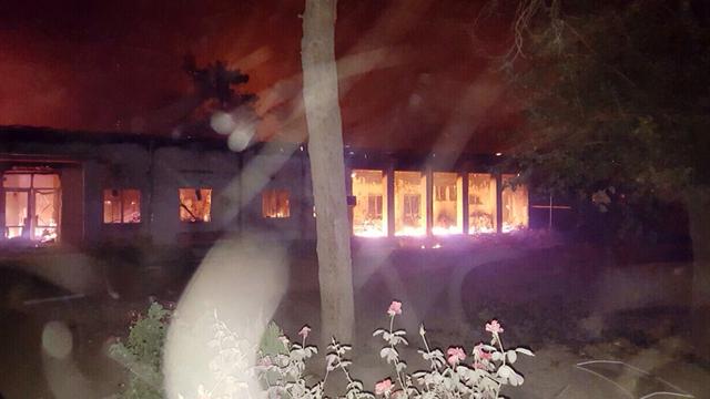 L'hôpital de Kunduz partiellement en feu suite au bombardement. [AFP Photo / MSF]