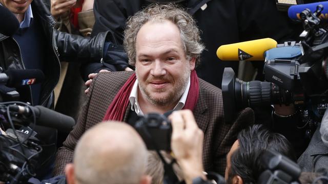 Mathias Enard entouré de journalistes lors de la remise du prix Goncourt à Paris. [THOMAS SAMSON]