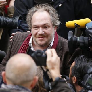 Mathias Enard entouré de journalistes lors de la remise du prix Goncourt à Paris. [THOMAS SAMSON]